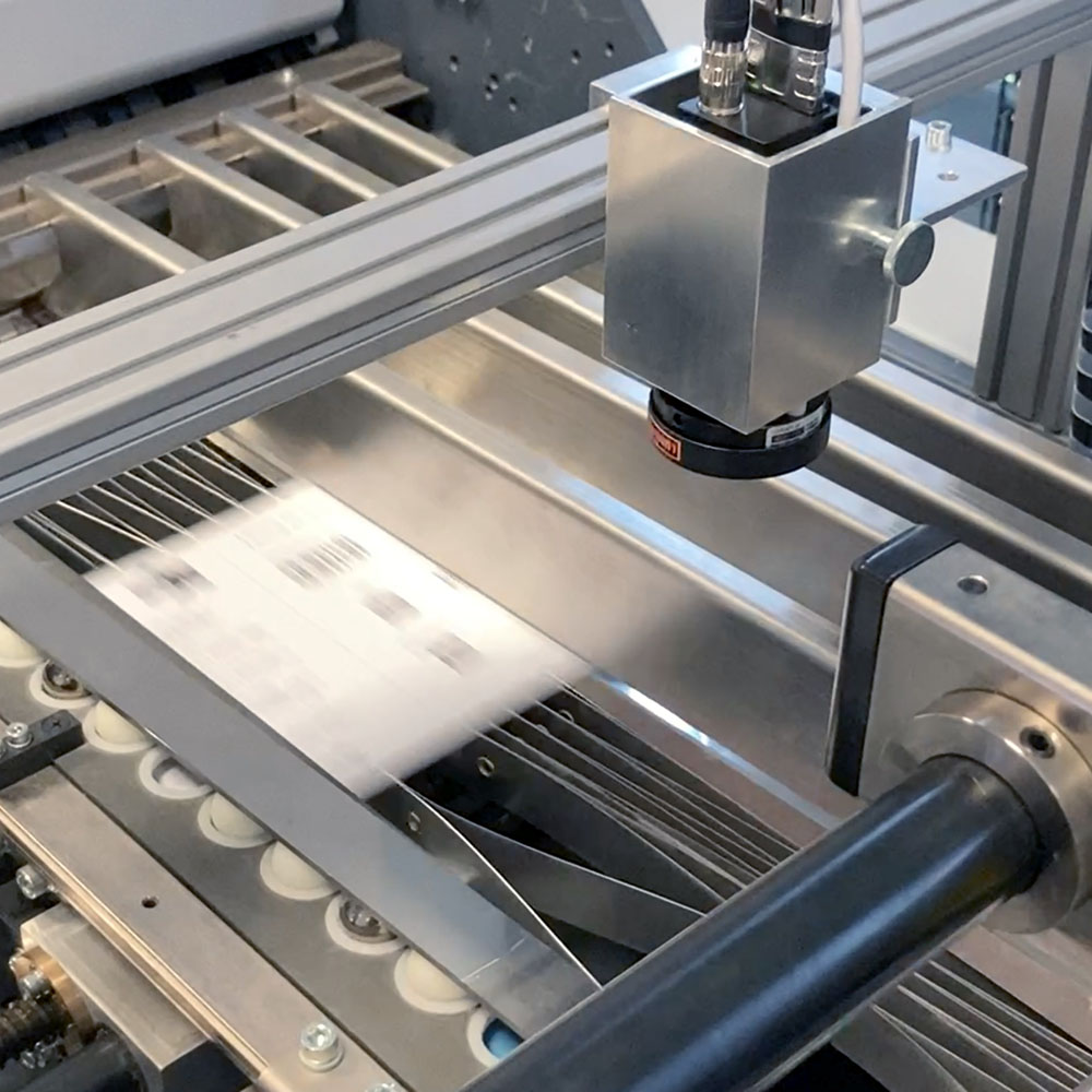 Das System zur Druckbildinspektion kvInspect kann an diversen Maschinen eingesetzt werden, hier an einer Falzmaschine.